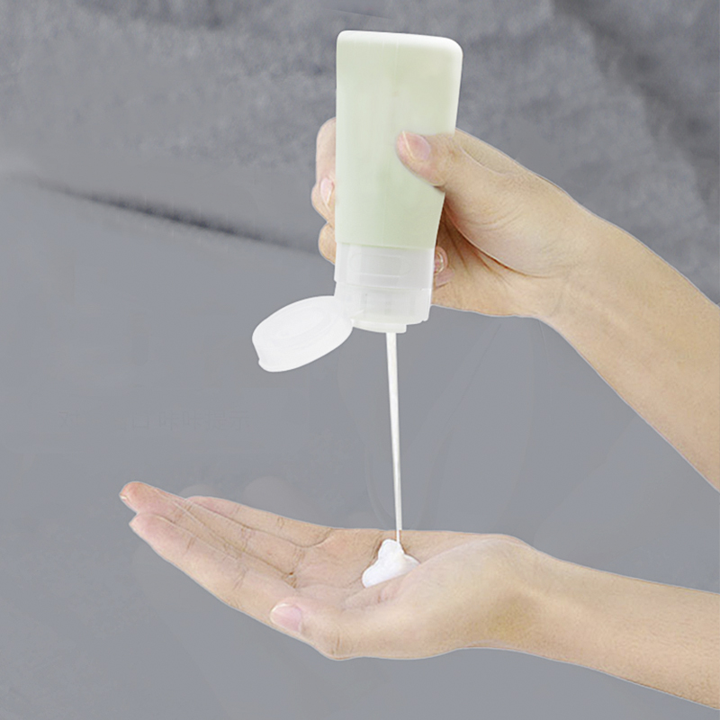 絞れるシリコンボトル