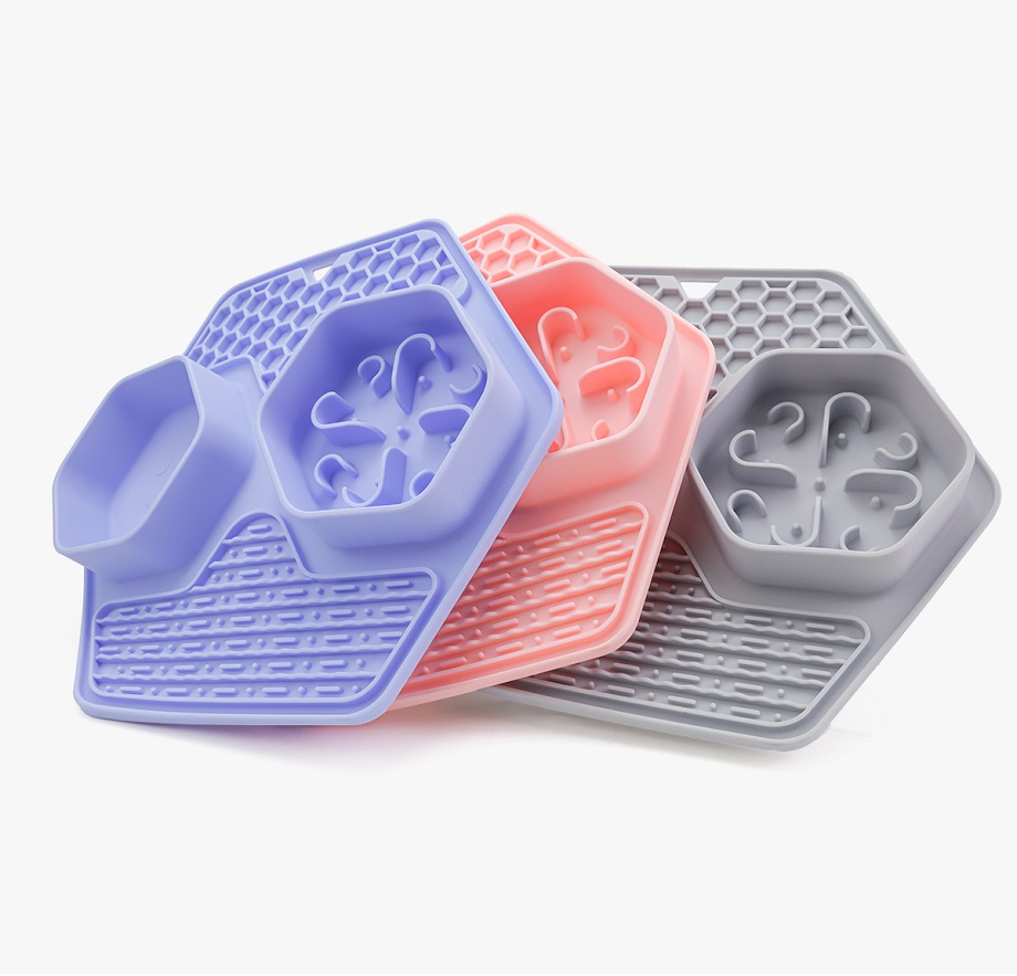 Tapete de silicone para alimentação de cães, que ajuda a diminuir a velocidade com que os cães comem.